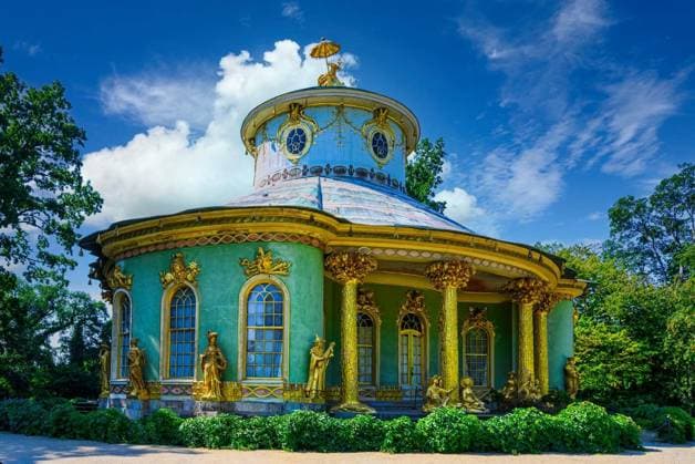  Chinese teahouse is a in the beautiful Sanssouci Park., Chinese tea house is in the beautiful Sanssouci Park. In beautiful summer weather, Chinese tea house is in the beautiful Sanssouci Park. In beautiful summer weather, 09.01.2023, Copyright: xAndreas-Voelkelx Panthermedia33449469.jpg