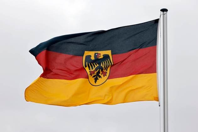Die Bundesdienstflagge flattert an der Einfahrt beim Besuch von Verteidigungsminister Boris Pistorius beim Panzerbataillon 203 in der Generalfeldmarschall-Rommel-Kaserne. Hier informiert sich der Minister über die Leistungsfähigkeit des Leopard 2A6 Kampfpanzer, der in der Ukraine gegen Putin eingesetzt werden soll. Augustdorf, 01.02.2023 NRW Deutschland *** The federal service flag flutters at the entrance during Defense Minister Boris Pistorius visit to Tank Battalion 203 at Field Marshal Rommel Barracks Here, the minister learns about the performance of the Leopard 2A6 main battle tank, which will be used against Putin in Ukraine Augustdorf, 01 02 2023 NRW Germany Copyright: xChristophxHardtx