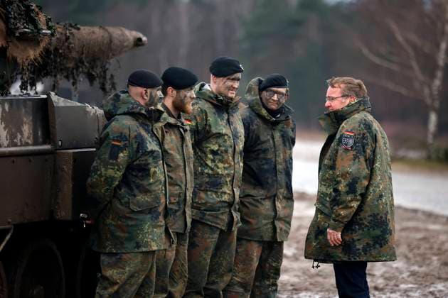 Bundesverteidigungsminister Boris Pistorius spricht mit einer Panzerbesatzung bei seinem Besuch von Panzerbataillon 203 in der Generalfeldmarschall-Rommel-Kaserne. Hier informiert sich der Minister über die Leistungsfähigkeit des Leopard 2A6 Kampfpanzer, der in der Ukraine gegen Putin eingesetzt werden soll. Augustdorf, 01.02.2023 NRW Deutschland *** German Defense Minister Boris Pistorius talks to a tank crew during his visit to Panzer Battalion 203 at Field Marshal Rommel Barracks Here, the minister learns about the performance of the Leopard 2A6 main battle tank, which will be used against Putin in Ukraine Augustdorf, 01 02 2023 NRW Germany Copyright: xChristophxHardtx