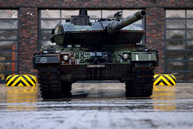 Ein Leopard 2 A6 Kampfpanzer beim Besuch von Bundesverteidigungsminister Boris Pistorius beim Panzerbataillon 203 in der Generalfeldmarschall-Rommel-Kaserne. Hier informiert sich der Minister über die Leistungsfähigkeit des Leopard 2A6 Kampfpanzer, der in der Ukraine gegen Putin eingesetzt werden soll. Augustdorf, 01.02.2023 NRW Deutschland *** A Leopard 2 A6 main battle tank during a visit by German Defense Minister Boris Pistorius to Tank Battalion 203 at Field Marshal Rommel Barracks Here, the minister learns about the performance of the Leopard 2A6 main battle tank, which will be used against Putin in Ukraine Augustdorf, 01 02 2023 NRW Germany Copyright: xChristophxHardtx