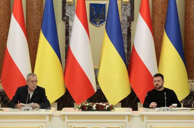 News Themen der Woche KW05 News Bilder des Tages KYIV, UKRAINE - FEBRUARY 01, 2023 - President of Ukraine Volodymyr Zelenskyy (R) and President of Austria Alexander Van der Bellen are seen during a joint meeting with media representatives, Kyiv, capital of Ukraine.  Copyright: xHennadiixMinchenkox