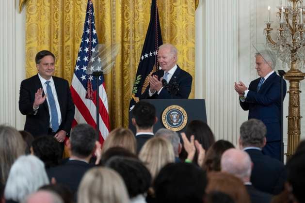 News Themen der Woche KW05 News Bilder des Tages February 1, 2023, Washington, District of Columbia, USA: United States President Joe Biden and Jeff Zients applaud outgoing Chief of Staff Ron Klain during a Chief of Staff Transition Event at the White House in Washington, DC on February 1, 2023 Washington USA - ZUMAs152 20230201_zaa_s152_169 Copyright: xChrisxKleponisx
