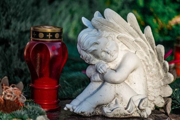 Statue of an angel on the graveyard Tegeler Fliess, Berlin, Germany Close up of a statue of an angel on the graveyard Tegeler Fliess, Berlin, Germany Copyright: xZoonar.com InaxHenselx 14865810
