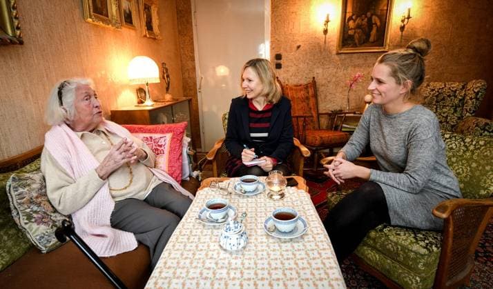 Essen. Journalistin Felicitas Kapteina ( 94 Jahre ) *** NUR FÜR REDAKTIONELLE ZWECKE *** EDITORIAL USE ONLY ***<p>Die pensionierte Journalistin Felicitas Kapteina (links, 94 Jahre ), genannt Fee, Christina Wandt, stellvertretende Leiterin der Essener Lokalredaktion der WAZ und Redakteurin Linda Heinrichkeit, rechts, sitzen am Donnerstag den 18.01.2018 im Wohnzimmer von Felicitas Kapteina. Sie erzählt aus ihrer Zeit als Journalistin. Sie war eine der ersten Jounalistinnen der Nachkriegstzeit und bei der WAZ als Redakteurin angestellt. ***70 Jahre WAZ, Christina Wandt, stellvertretende Leiterin der Essener Lokalredaktion und Redakteurin Linda Heinrichkeit interviewten Fee in ihrer Wohnung in Essen Werden*** Deutschland NRW Essen Copyright: Copyright: KerstinxKokoska doc6yhdugibqavx5j4zz2l EDITORIAL USE ONLY