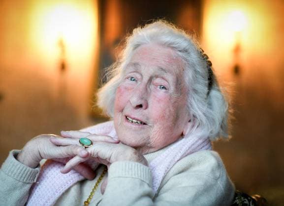 Essen. Journalistin Felicitas Kapteina ( 94 Jahre ) *** NUR FÜR REDAKTIONELLE ZWECKE *** EDITORIAL USE ONLY ***<p>Die pensionierte Journalistin Felicitas Kapteina ( 94 Jahre ), genannt Fee, sitzt am Donnerstag den 18.01.2018 in ihrem Wohnszimmer und erzählt aus ihrer Zeit als Journalistin. Sie war eine der ersten Jounalistinnen der Nachkriegstzeit und bei der WAZ als Redakteurin angestellt. ***70 jahre WAZ, Christina Wandt, stellvertretende Leiterin der Essener Lokalredaktion und Redakteurin Linda Heinrichkeit interviewten Fee in ihrer Wohnung in Essen Werden*** Deutschland NRW Essen Copyright: KerstinxKokoska *** Food Journalist Felicitas Kapteina 94 Years *** ONLY FOR EDITORIAL PURPOSE *** EDITORIAL USE ONLY *** P the retired Journalis Copyright: KerstinxKokoska doc6yhdujzu4pzebf81z2q EDITORIAL USE ONLY
