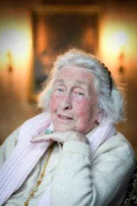 Essen. Journalistin Felicitas Kapteina ( 94 Jahre ) *** NUR FÜR REDAKTIONELLE ZWECKE *** EDITORIAL USE ONLY ***<p>Die pensionierte Journalistin Felicitas Kapteina ( 94 Jahre ), genannt Fee, sitzt am Donnerstag den 18.01.2018 in ihrem Wohnszimmer und erzählt aus ihrer Zeit als Journalistin. Sie war eine der ersten Jounalistinnen der Nachkriegstzeit und bei der WAZ als Redakteurin angestellt. ***70 jahre WAZ, Christina Wandt, stellvertretende Leiterin der Essener Lokalredaktion und Redakteurin Linda Heinrichkeit interviewten Fee in ihrer Wohnung in Essen Werden*** Deutschland NRW Essen Copyright: KerstinxKokoska *** Food Journalist Felicitas Kapteina 94 Years *** ONLY FOR EDITORIAL PURPOSE *** EDITORIAL USE ONLY *** P the retired Journalis Copyright: KerstinxKokoska doc6yhdzm28vblpgqydz2n EDITORIAL USE ONLY