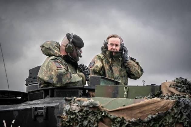 Verteidigungsminister Boris Pistorius informiert sich über die Leistungsfähigkeit des Kampfpanzer Leopard 2 beim Panzerbataillon 203 in Augustdorf - Der Bundesminister im Geschützturm eines Leopard-Kampfpanzers;Verteidigungsminister Boris Pistorius informiert sich über die Leistungsfähigkeit des Kampfpanzer Leopard 2 beim Panzerbataillon 203 in Augustdorf - Der Bundesminister im Geschützturm eines Leopard-Kampfpanzers, Augustdorf NRW Deutschland Kaserne Panzerbataillon 203 *** Defense Minister Boris Pistorius informs himself about the performance of the Leopard 2 main battle tank at Tank Battalion 203 in Augustdorf The Federal Minister in the turret of a Leopard main battle tank Defense Minister Boris Pistorius informs himself about t