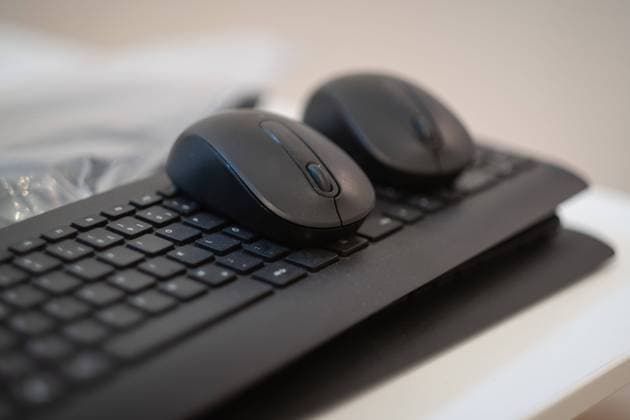 Zwei Computermäuse auf einer Computertastatur, Symbolbild Düsseldorf Nordrhein-Westfalen Deutschland *** Two computer mice on a computer keyboard, symbol picture Düsseldorf North Rhine Westphalia Germany