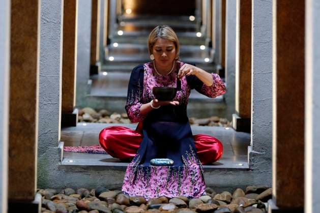Tibetan bowl, Buddhist woman practising a singing bowl for sound therapy in atmosphere for healing, meditation, yoga and relaxation, Quang Ninh, Vietnam, Indochina, Southeast Asia, Asia Copyright: Godong 809-8600