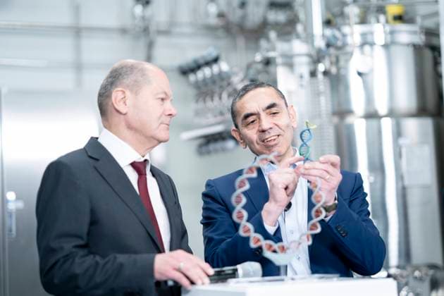 Bilder des Jahres 2023, News 02 Februar News Themen der Woche KW05 News Bilder des Tages Bundeskanzler besucht BioNTech anlässlich der baulichen Fertigstellung der Plasmid-Produktion in Marburg - Bundeskanzler Olaf Scholz mit Ugur Sahin, Gründer und Vorstandsvorsitzender Biontech SE während seines Besuchs am Biontec-Standort in Marburg;Bundeskanzler besucht BioNTech anlässlich der baulichen Fertigstellung der Plasmid-Produktion in Marburg - Bundeskanzler Olaf Scholz mit Ugur Sahin, Gründer und Vorstandsvorsitzender Biontech SE während seines Besuchs am Biontec-Standort in Marburg, Marburg Hessen Deutschland Biontec *** German Chancellor visits BioNTech on the occasion of the construction completion of the plasmid production in Marburg German Chancellor Olaf Scholz with Ugur Sahin, founder and CEO Biontech SE during his vi