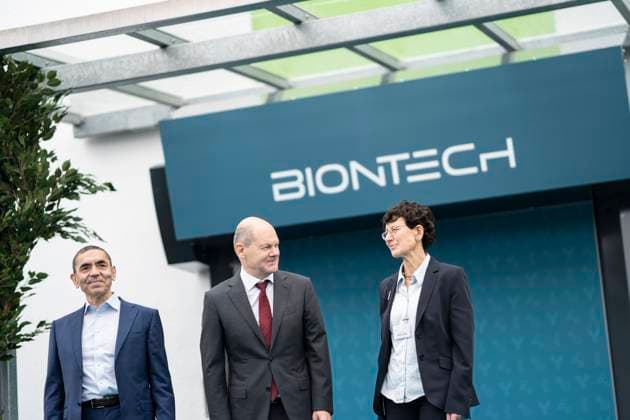 Bundeskanzler besucht BioNTech anlässlich der baulichen Fertigstellung der Plasmid-Produktion in Marburg - Ugur Sahin, Gründer und Vorstandsvorsitzender Biontech SE (links) und Özlem Türeci, Gründerin und medizinischer Vorstand Biontech SE (rechts) mit Olaf Scholz, Bundeskanzler;Bundeskanzler besucht BioNTech anlässlich der baulichen Fertigstellung der Plasmid-Produktion in Marburg - Ugur Sahin, Gründer und Vorstandsvorsitzender Biontech SE (links) und Özlem Türeci, Gründerin und medizinischer Vorstand Biontech SE (rechts) m, Marburg Hessen Deutschland Biontec *** German Chancellor visits BioNTech on the occasion of the constructional completion of the plasmid production in Marburg Ugur Sahin, founder and CEO Biontech SE left and