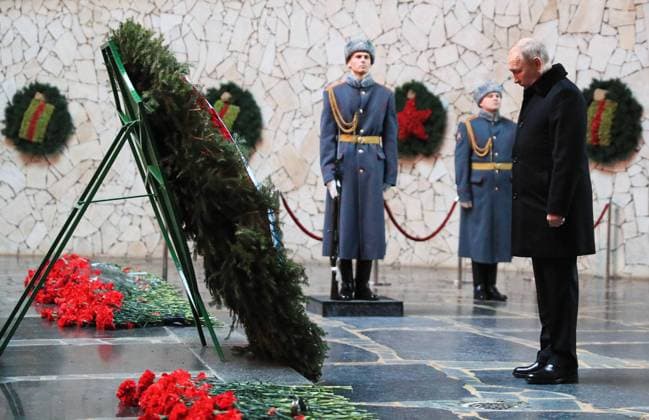 Bilder des Jahres 2023, News 02 Februar News Themen der Woche KW05 News Bilder des Tages RUSSIA, VOLGOGRAD - FEBRUARY 2, 2023: Russia s President Vladimir Putin attends a wreath laying ceremony at the Eternal Flame in the Hall of Military Glory at the Battle of Stalingrad museum reserve at the Mamayev Kurgan memorial complex. President Putin attends events marking the 80th anniversary of the victory in the WWII Battle of Stalingrad. Dmitry Lobakin POOL TASS  57148905