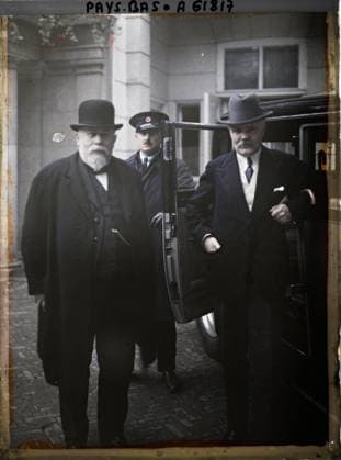 RECORD DATE NOT STATED SCHEVENINGE, The HAYE, Netherlands MM. ChÃ ron and Louveur leaving an interview with Mr. Jaspar, in the courtyard of the White Brug hotel , 1929 - Netherlands - StÃ phane Passet - (August 17-31) (French - ï»¿Scheveningue , La Haye , Pays-Bas MM. ChÃ ron et Loucheur sortant d un entretien avec M. Jaspar , dans la cour de l hÃ tel White Brug). Political figure, portrait, diplomacy, peace, repairs, man, Personality, human beings, international relations, First World War, Holland, The Hague, MM. PÃ ron and outgoing wolf from M. Jaspar at the White Brug hotel Copyright: xpiemagsx AKahnlpie020223-17656 !ACHTUNG AUFNAHMEDATUM GESCHÄTZT!