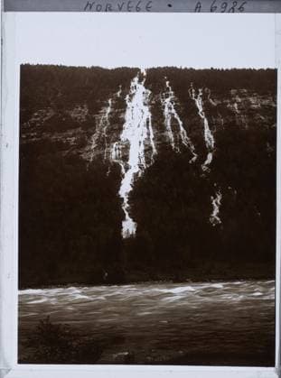 RECORD DATE NOT STATED Rjukan, Norway falls around Saaheim , 1910 - Voyage of Albert Kahn and Auguste LÃ on in Scandinavia - (August 9 - September 14) (French - ï»¿Rjukan , Norvege Chute aux environs de Saaheim). Landscape, waterfall, forest , wood, watercourses, hydrography, Nature , Environment, Norway, falling around Saaheim Copyright: xpiemagsx AKahnlpie020223-960 !ACHTUNG AUFNAHMEDATUM GESCHÄTZT!