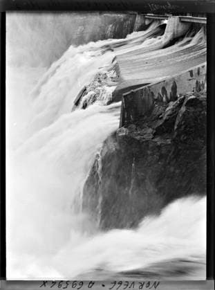 RECORD DATE NOT STATED Svelgfoss, Norway Dam , 1910 - Voyage of Albert Kahn and Auguste LÃ on in Scandinavia - (August 9 - September 14) (French - ï»¿Svelgfoss , Norvege Barrage). Landscape, waterfall, civil engineering, dam, hydraulic installation, Nature , Environment, Habitat , Architecture Copyright: xpiemagsx AKahnlpie020223-983 !ACHTUNG AUFNAHMEDATUM GESCHÄTZT!