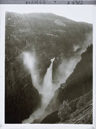 RECORD DATE NOT STATED Rjukan, Norvege La Cascade Rjukanfossen , 1910 - Voyage of Albert Kahn and Auguste LÃ on in Scandinavia - (August 9 - September 14) (French - ï»¿Rjukan , Norvege la cascade Rjukanfossen). Landscape, Mont , Mountain, Cascade, Conifer, Forest , Wood, Hydrography, Gorge, Nature , Environment, Norway, Tinefos route Copyright: xpiemagsx AKahnlpie020223-956 !ACHTUNG AUFNAHMEDATUM GESCHÄTZT!