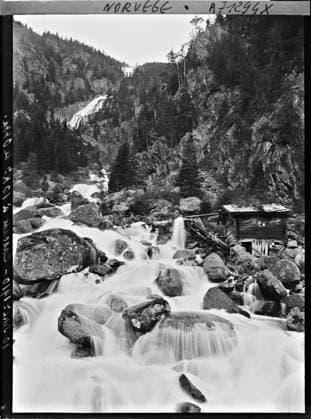 RECORD DATE NOT STATED Surroundings of Odda, Norway Cascade 10 kilometers from Odda , 1910 - Voyage of Albert Kahn and Auguste LÃ on in Scandinavia - (August 9 - September 14) (French - ï»¿environs d Odda , Norvege Cascade Ã 10 kilometres d Odda). Landscape, waterfall, conifer, forest , wood, hut, hydrography, Nature , Environment Copyright: xpiemagsx AKahnlpie020223-1001 !ACHTUNG AUFNAHMEDATUM GESCHÄTZT!