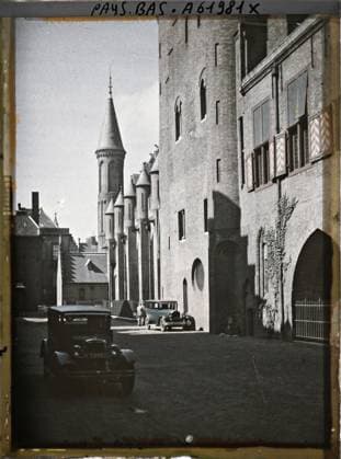 RECORD DATE NOT STATED The Hague, Netherlands a building in binnenhof , 1929 - Netherlands - StÃ phane Passet - (August 17-31) (French - ï»¿La Haye , Pays-Bas Un bÃ¢timent du Binnenhof). Parliament, car transport, car, tour, public civil architecture, administration, street , neighborhood, door, medium age, palace , castle, Transport, housing , architecture, company, art, Holland, The Hague, southern entrance to the binnenhof Copyright: xpiemagsx AKahnlpie020223-17778 !ACHTUNG AUFNAHMEDATUM GESCHÄTZT!