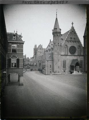 RECORD DATE NOT STATED The Hague, the Netherlands the Binnenhof Court , 1929 - Netherlands - StÃ phane Passet - (August 17-31) (French - ï»¿La Haye , Pays-Bas La cour du Binnenhof). Parliament, public civil architecture, administration, Middle Ages, Court, Palais , ChÃ¢teau, Habitat , architecture, company, art Copyright: xpiemagsx AKahnlpie020223-17824 !ACHTUNG AUFNAHMEDATUM GESCHÄTZT!