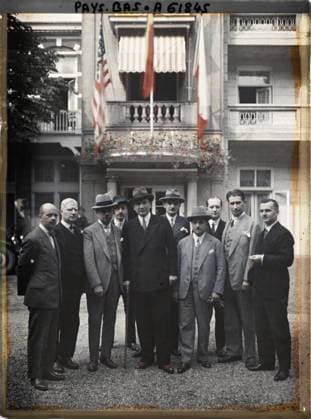 RECORD DATE NOT STATED Schevengue, The Hague, the Netherlands the Polish delegation at the Peace Conference, in front of the Witte Brug hotel , 1929 - Netherlands - StÃ phane Passet - (August 17-31) (French - ï»¿Scheveningue , La Haye , Pays-Bas La dÃ lÃ gation polonaise Ã la ConfÃ rence de la Paix , devant l hÃ tel Witte Brug). Political figure, group portrait, diplomacy, peace, repairs, flag, man, Personality, human beings, international relations, First World War, Hollande, The Hague, Polish delegation at the Witte Brug hotel Copyright: xpiemagsx AKahnlpie020223-17683 !ACHTUNG AUFNAHMEDATUM GESCHÄTZT!