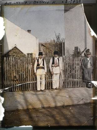 RECORD DATE NOT STATED Brod, Bosnia and Herzegovina Two Croats with Hairy Bonnets , 1912 - Balkans, Italy - Jean Brunhes and Auguste LÃ on - (October 13 - 27) (French - ï»¿Brod , Bosnie-HerzÃ govine Deux Croates Ã bonnets Ã poils). Costume, portrait, hairstyle , headgear, man, Clothing, human beings, Bosnia, Bosna-Brod, two Croats with Hairy Bonnets (Catholics) in front of a barrier Copyright: xpiemagsx AKahnlpie020223-6441 !ACHTUNG AUFNAHMEDATUM GESCHÄTZT!