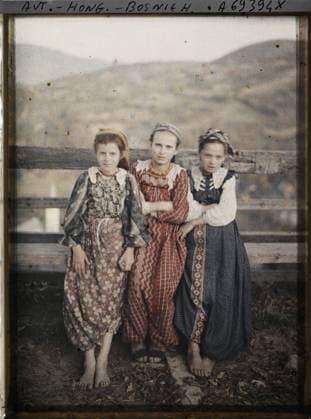 RECORD DATE NOT STATED Jajce, Bosnia and Herzegovina little girls , 1912 - Balkans, Italy - Jean Brunhes and Auguste LÃ on - (October 13 - 27) (French - ï»¿Jajce , Bosnie-HerzÃ govine Fillettes). Costume, child, group portrait, Clothing, human beings, Bosnie, egg Copyright: xpiemagsx AKahnlpie020223-6442 !ACHTUNG AUFNAHMEDATUM GESCHÄTZT!