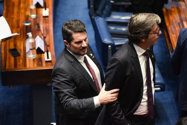 BRASÍLIA, DF - 02.02.2023: SESSÃO PLENÁRIA SENADO FEDERAL - Photo, Senators Marcos do Val, Flávio Bolsonaro and Davi Alcolumbre. This Thursday (2) the Federal Senate holds the Plenary Session for the election of the board of directors for the biennium of 2023 and 2024. Senator Marcos do Val makes a serious statement regarding the coup proposal received by former Deputy Daniel Silveira in the presence of the former President Jair Bolsonaro. x2328975x  TonxMolina