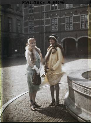 RECORD DATE NOT STATED The Hague, Netherlands Madame de Gubernatis with a friend in the courtyard of the binnenhof , 1929 - Netherlands - StÃ phane Passet - (August 17-31) (French - ï»¿La Haye , Pays-Bas Madame de Gubernatis en compagnie d une amie dans la cour du Binnenhof). Woman, public civil architecture, portrait, diplomacy, peace, repairs, court, palace , castle, Human beings, Habitat , Architecture, International Relations, First World War, Hollande, The Hague, Mme de Gubernatis and a friend Copyright: xpiemagsx AKahnlpie020223-17747 !ACHTUNG AUFNAHMEDATUM GESCHÄTZT!