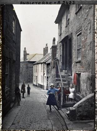 RECORD DATE NOT STATED St Ives, Cornwall, England Children in a street , 1913 - England - Auguste LÃ on - (August 28 - September 3) (French - ï»¿St Ives , Cornouailles , Angleterre Enfants dans une rue). Available in high definition, child, street , neighborhood, HD, human beings, Habitat , Architecture, England Copyright: xpiemagsx AKahnlpie020223-3095 !ACHTUNG AUFNAHMEDATUM GESCHÄTZT!