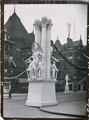 RECORD DATE NOT STATED London, England one of the plaster carved groups, erected by Selfridge stores , 1919 - England - Fernand Cuville - (July 18-23) (French - ï»¿Londres , Angleterre Un des groupes sculptÃ s en plÃ¢tre , Ã rigÃ s par les magasins Selfridge). Statue, shop , store, sculpture, column, commemoration, street , neighborhood, Economic activity, art, First World War, Habitat , Architecture, England, London, plaster groups, raised by the Selfridge house Copyright: xpiemagsx AKahnlpie020223-3243 !ACHTUNG AUFNAHMEDATUM GESCHÄTZT!