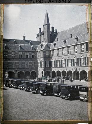 RECORD DATE NOT STATED The Hague, the Netherlands The Binnenhof Court, the wing housing the Knights Salle , 1929 - Netherlands - StÃ phane Passet - (August 17-31) (French - ï»¿La Haye , Pays-Bas La cour du Binnenhof , l aile abritant la Salle des Chevaliers). Parliament, car transport, car, public civil architecture, diplomacy, administration, peace, repairs, Middle Ages, Court, Palais , ChÃ¢teau, Transport, housing , architecture, international relations, society, First World War, Art, Hollande, The Hague, the Knights Hall in the courtyard of the binnenhof Copyright: xpiemagsx AKahnlpie020223-17650 !ACHTUNG AUFNAHMEDATUM GESCHÄTZT!