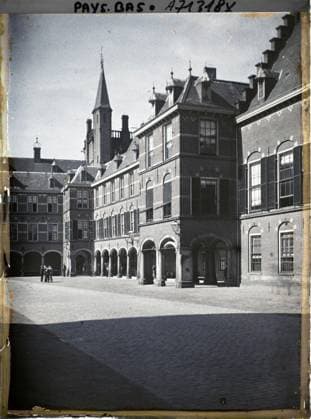 RECORD DATE NOT STATED The Hague, the Netherlands the Knights Hall in the courtyard of the binnenhof , 1929 - Netherlands - StÃ phane Passet - (August 17-31) (French - ï»¿La Haye , Pays-Bas La salle des chevaliers dans la cour du Binnenhof). Parliament, public civil architecture, administration, Middle Ages, Court, Palais , ChÃ¢teau, Habitat , architecture, company, art Copyright: xpiemagsx AKahnlpie020223-17821 !ACHTUNG AUFNAHMEDATUM GESCHÄTZT!