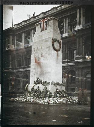 RECORD DATE NOT STATED London, England the cenotaph , 1919 - England - Fernand Cuville - (July 18-23) (French - ï»¿Londres , Angleterre Le cÃ notaphe). Funeral architecture, flower, commemoration, street , neighborhood, flag, Habitat , Architecture, First World War, England, London, the war memorial Copyright: xpiemagsx AKahnlpie020223-3235 !ACHTUNG AUFNAHMEDATUM GESCHÄTZT!