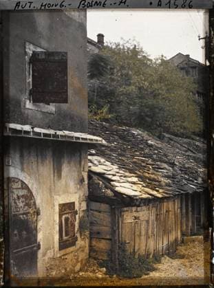 RECORD DATE NOT STATED Mostar, Bosnia and Herzegovina old wooden houses with stone roofs , 1912 - Balkans, Italy - Jean Brunhes and Auguste LÃ on - (October 13 - 27) (French - ï»¿Mostar , Bosnie-HerzÃ govine Vieilles maisons en bois Ã toits de pierre). Roof, home, street , neighborhood, Habitat , Architecture, Bosnia, Mostar, old wooden houses with stone roofs Copyright: xpiemagsx AKahnlpie020223-6410 !ACHTUNG AUFNAHMEDATUM GESCHÄTZT!