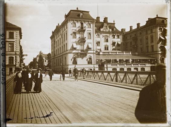 RECORD DATE NOT STATED Gävle, Sweden Street scene at the level of a bridge , 1910 - Voyage of Albert Kahn and Auguste LÃ on in Scandinavia - (August 9 - September 14) (French - ï»¿Gävle , Suede Scene de rue au niveau d un pont). Floor , Reverbera, woman, cycling transport, civil engineering, housing, street scene, street , neighborhood, awning, hairstyle , head covering, catering , hotels, bridge, man, Human beings, transport, housing , architecture, daily life, economic activity, Grand Hotel Gefle Copyright: xpiemagsx AKahnlpie020223-3781 !ACHTUNG AUFNAHMEDATUM GESCHÄTZT!
