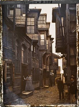 RECORD DATE NOT STATED Constantinople (current Istanbul), Turkey A street in the Pera district (current Beyoglu) , 1912 - Turkey - StÃ phane Passet - (September) (French - ï»¿Constantinople ( actuelle Istanbul ) , Turquie Une rue du quartier de Pera ( actuel Beyoglu )). Woman, exists in high definition, housing, street , neighborhood, man, Human beings, HD, Habitat , Architecture, Turkey, Constantinople, a district of PÃ ra Copyright: xpiemagsx AKahnlpie020223-4955 !ACHTUNG AUFNAHMEDATUM GESCHÄTZT!