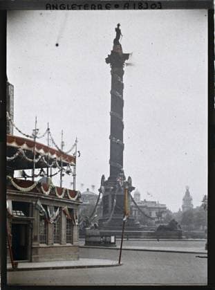 RECORD DATE NOT STATED London, England the Nelson column on Trafalgar Square , 1919 - England - Fernand Cuville - (July 18-23) (French - ï»¿Londres , Angleterre La colonne Nelson sur Trafalgar Square). Statue, military personality, dog, animal represented , fantastic animal, sculpture, column, commemoration, street , neighborhood, flag, Personality, animal, art, First World War, Habitat , Architecture, England, London, Trafalgar Square and the Nelson column Copyright: xpiemagsx AKahnlpie020223-6175 !ACHTUNG AUFNAHMEDATUM GESCHÄTZT!