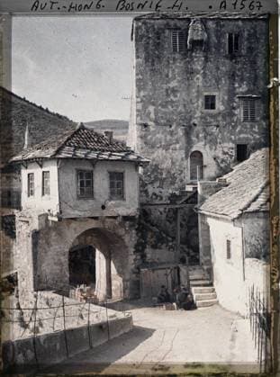 RECORD DATE NOT STATED Mostar, Bosnia and Herzegovina Entrance to the old bridge , 1912 - Balkans, Italy - Jean Brunhes and Auguste LÃ on - (October 13 - 27) (French - ï»¿Mostar , Bosnie-HerzÃ govine EntrÃ e du vieux pont). Civil engineering, housing, fortified architecture, street , neighborhood, arc , arcade , arceau, medium age, bridge, Habitat , Architecture , Art, Bosnia, Mostar, entrance to the old bridge Copyright: xpiemagsx AKahnlpie020223-6392 !ACHTUNG AUFNAHMEDATUM GESCHÄTZT!