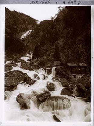 RECORD DATE NOT STATED Surroundings of Odda, Norway Cascade 10 kilometers from Odda , 1910 - Voyage of Albert Kahn and Auguste LÃ on in Scandinavia - (August 9 - September 14) (French - ï»¿environs d Odda , Norvege Cascade Ã 10 kilometres d Odda). Landscape, waterfall, conifer, forest , wood, hut, hydrography, Nature , Environment, Norway, cascade 10 kilometers from Odda Copyright: xpiemagsx AKahnlpie020223-971 !ACHTUNG AUFNAHMEDATUM GESCHÄTZT!