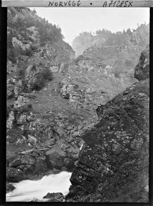 RECORD DATE NOT STATED Rjukan, Norway near the waterfall? , 1910 - Voyage of Albert Kahn and Auguste LÃ on in Scandinavia - (August 9 - September 14) (French - ï»¿Rjukan , Norvege Pres de la cascade ?). Landscape, mount , mountain, watercourse, hydrography, throat, Nature , Environment Copyright: xpiemagsx AKahnlpie020223-991 !ACHTUNG AUFNAHMEDATUM GESCHÄTZT!