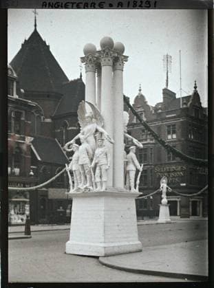 RECORD DATE NOT STATED London, England one of the plaster carved groups, erected by Selfridge stores , 1919 - England - Fernand Cuville - (July 18-23) (French - ï»¿Londres , Angleterre Un des groupes sculptÃ s en plÃ¢tre , Ã rigÃ s par les magasins Selfridge). Statue, shop , store, sculpture, column, commemoration, street , neighborhood, Economic activity, art, First World War, Habitat , Architecture, England, London, plaster groups, raised by the Selfridge house Copyright: xpiemagsx AKahnlpie020223-3242 !ACHTUNG AUFNAHMEDATUM GESCHÄTZT!