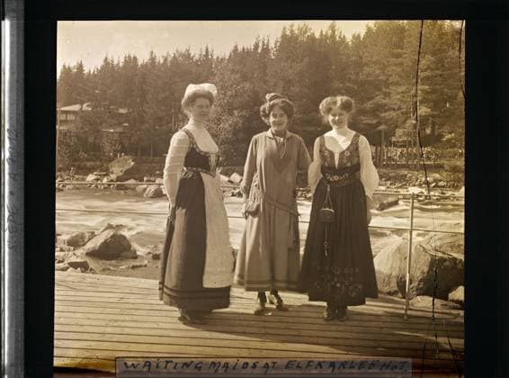 RECORD DATE NOT STATED Alvkarleby, Sweden Three women in folk costumes, inspired by traditional outfits , 1910 - Voyage of Albert Kahn and Auguste LÃ on in Scandinavia - (August 9 - September 14) (French - ï»¿Alvkarleby , Suede Trois femmes en costumes folkloriques , inspirÃ es de tenues traditionnelles). Woman, costume, river, group portrait, home, hydrography, hairstyle , headgear, catering , hotel industry, Human beings, clothing, housing , architecture, nature , environment, economic activity, Waiting maids at Elfkarleo hÃ t. Norvege et Suede , Elfkarleo , Waiting maids at Elfkarleo hÃ t . Copyright: xpiemagsx AKahnlpie020223-3779 !ACHTUNG AUFNAHMEDATUM GESCHÄTZT!