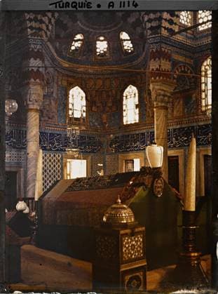 RECORD DATE NOT STATED Constantinople (current Istanbul), inner Turkey of the Türbe (mausoleum) of the Sultan Süleyman or rest Süleyman II (Soliman the Magnificent), Süleyman III (1691) and Ahmet II (1695) , 1912 - Turkey - StÃ phane Passet - (September) (French - ï»¿Constantinople ( actuelle Istanbul ) , Turquie IntÃ rieur du türbe ( mausolÃ e ) du sultan Süleyman ou reposent Süleyman II ( Soliman le Magnifique ) , Süleyman III ( 1691 ) et Ahmet II ( 1695 )). Tomb, interior view, funeral architecture, Islam, religious or votive inscription, funeral inscription, Habitat , Architecture , Religion , Inscription , information, Turkey, Constantinople, tomb of the Sultan Copyright: xpiemagsx AKahnlpie020223-4980 !ACHTUNG AUFNAHMEDATUM GESCHÄTZT!