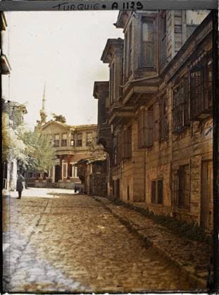 RECORD DATE NOT STATED Constantinople (current Istanbul), Turkey A street paved with Eyüp lined with wooded wooden houses (at the bottom, a minaret) , 1912 - Turkey - StÃ phane Passet - (September) (French - ï»¿Constantinople ( actuelle Istanbul ) , Turquie Une rue pavÃ e d Eyüp bordÃ e de maisons Ã Ã tages de bois en saillie ( au fond , un minaret )). Housing, street , neighborhood, man, Habitat , architecture, human beings, Turkey, Constantinople, a street in Eyoule Copyright: xpiemagsx AKahnlpie020223-5025 !ACHTUNG AUFNAHMEDATUM GESCHÄTZT!