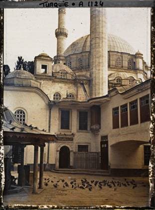RECORD DATE NOT STATED Constantinople (current Istanbul), Turkey Eyüp Sultan Camii ( Eyoub mosque ) and its external courtyard , 1912 - Turkey - StÃ phane Passet - (September) (French - ï»¿Constantinople ( actuelle Istanbul ) , Turquie L Eyüp Sultan Camii ( Â«mosquÃ e d EyoubÂ» ) et sa cour extÃ rieure). Ablution, Islam, pigeon, bird, fountain, mosque, religious architecture, Religion , Habitat , Architecture, Turkey, Constantinople, Eyoule mosque Copyright: xpiemagsx AKahnlpie020223-5032 !ACHTUNG AUFNAHMEDATUM GESCHÄTZT!