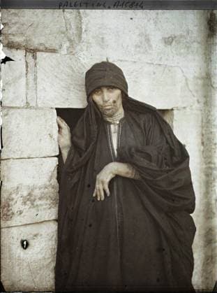 RECORD DATE NOT STATED Jerusalem, Palestine Woman of AS-Salt tattooed at Indigo , 1918 - Near East, Egypt, Palestine, Cyprus - Paul Castelnau (photographic section of the armies) - (January 9 -October 6) (French - ï»¿JÃ rusalem , Palestine Femme d As-Salt tatouÃ e Ã l indigo). Woman, costume, Bedouin, Islam, portrait, tattoo, jewelry, hairstyle , headgear, Human beings, clothing, religion, Palestine, Jerusalem, women of El-Salt Copyright: xpiemagsx AKahnlpie020223-343 !ACHTUNG AUFNAHMEDATUM GESCHÄTZT!