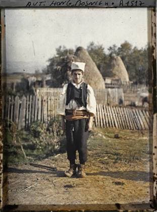RECORD DATE NOT STATED Surroundings of Sarajevo, Bosnia and Herzegovina A peasant Serbian in Collette , 1912 - Balkans, Italy - Jean Brunhes and Auguste LÃ on - (October 13 - 27) (French - ï»¿Environs de Sarajevo , Bosnie-HerzÃ govine Un Serbe paysan Ã collerette). Costume, agriculture , breeding, portrait, peasant, hairstyle , headgear, man, Clothing, economic activity, human beings, Bosnia, Sarajevo, a peasant Serbian in Collette Copyright: xpiemagsx AKahnlpie020223-6356 !ACHTUNG AUFNAHMEDATUM GESCHÄTZT!