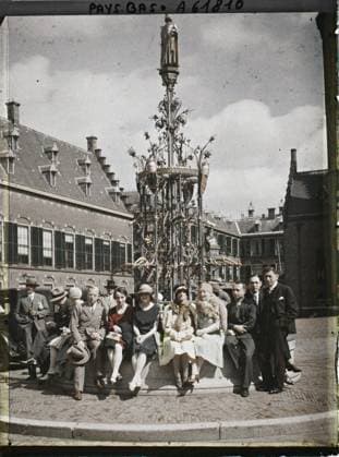 RECORD DATE NOT STATED The Hague, the Netherlands Group of journalists sitting on the Margelle of the wrought iron fountain, erected by Cuyper in 1836, carrying the statue of Count Guillaume II by Jünger , 1929 - Netherlands - StÃ phane Passet - (August 17-31) (French - ï»¿La Haye , Pays-Bas Groupe de journalistes assis sur la margelle de la fontaine en fer forgÃ , Ã rigÃ e par Cuyper en 1836 , portant la statue du comte Guillaume II par Jünger). Sculpture, public civil architecture, group portrait, diplomacy, press, journalism, peace, repairs, fountain, ironwork, courtyard, palace , castle, Art, Housing , Architecture, Human Starries, International Relations, Registration , Information, First World War, Hollande, The Hague, Binnenhof. Fountain in wrought iron Copyright: xpiemagsx AKahnlpie020223-17654 !ACHTUNG AUFNAHMEDATUM GESCHÄTZT!