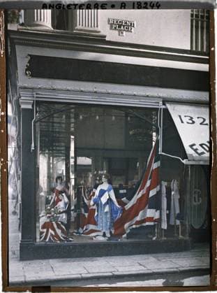 RECORD DATE NOT STATED London, England a showcase at the corner of Regent Street and Regent Place for the Victory Holidays , 1919 - England - Fernand Cuville - (July 18-23) (French - ï»¿Londres , Angleterre Une vitrine Ã l angle de Regent street et Regent place pour les fÃªtes de la Victoire). Boutique , store, commemoration, street , neighborhood, place, armistice, flag, Economic activity, First World War, Habitat , Architecture, England, London, Store (Regent Street Angle and Regent Place) Copyright: xpiemagsx AKahnlpie020223-3180 !ACHTUNG AUFNAHMEDATUM GESCHÄTZT!