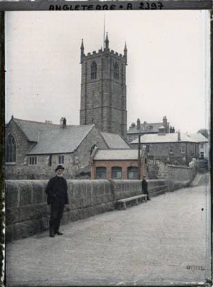 RECORD DATE NOT STATED Cornwall, England seen from a church , 1913 - England - Auguste LÃ on - (August 28 - September 3) (French - ï»¿Cornouailles , Angleterre Vue d une Ã glise). Church, Christianity, Snaufraged image, bell tower, street , neighborhood, religious architecture, Religion , Habitat , Architecture, England Copyright: xpiemagsx AKahnlpie020223-3353 !ACHTUNG AUFNAHMEDATUM GESCHÄTZT!